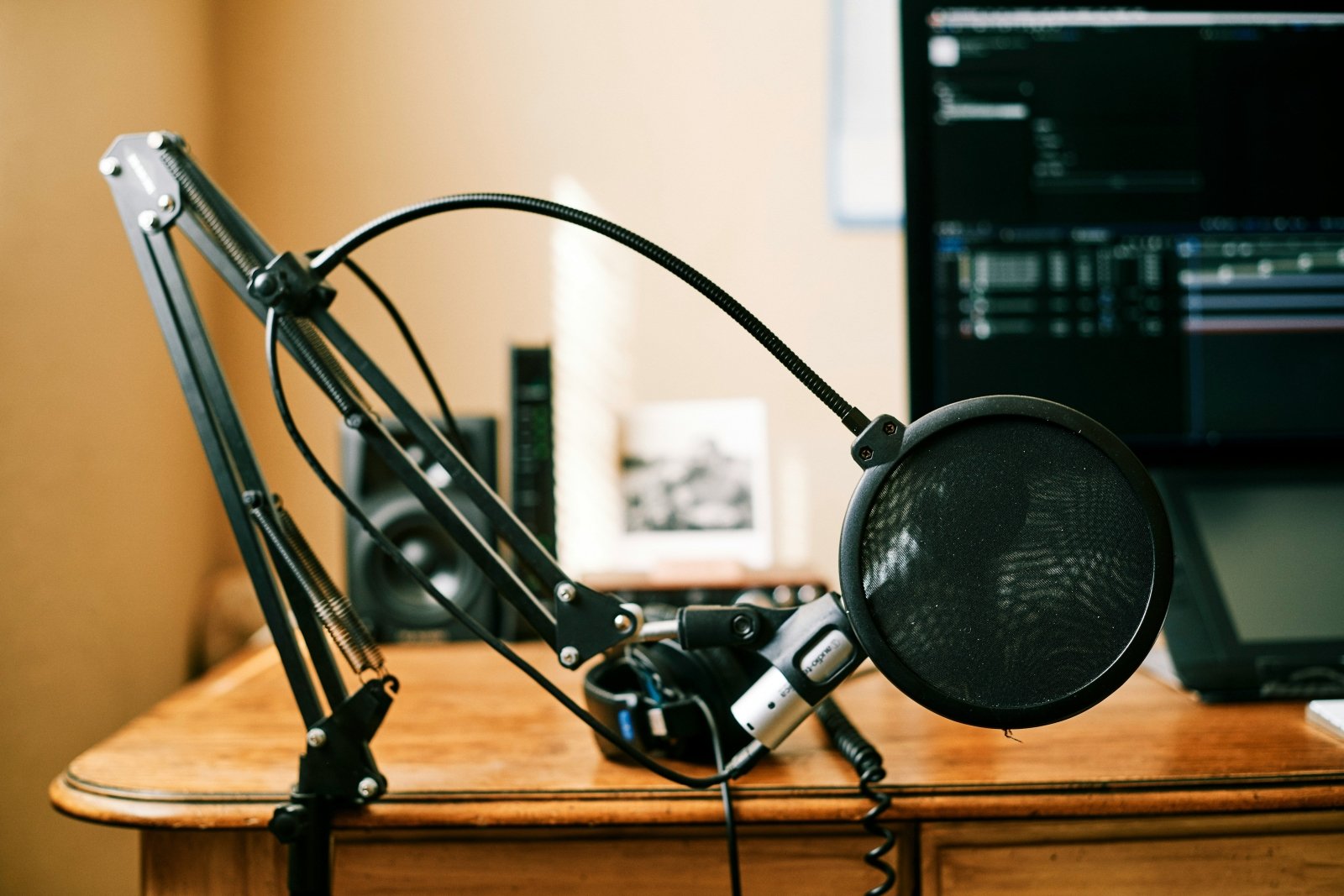 Why Your Mic Sounds Bad (And How to Fix It) - Common Recording Mistakes - Editors Keys